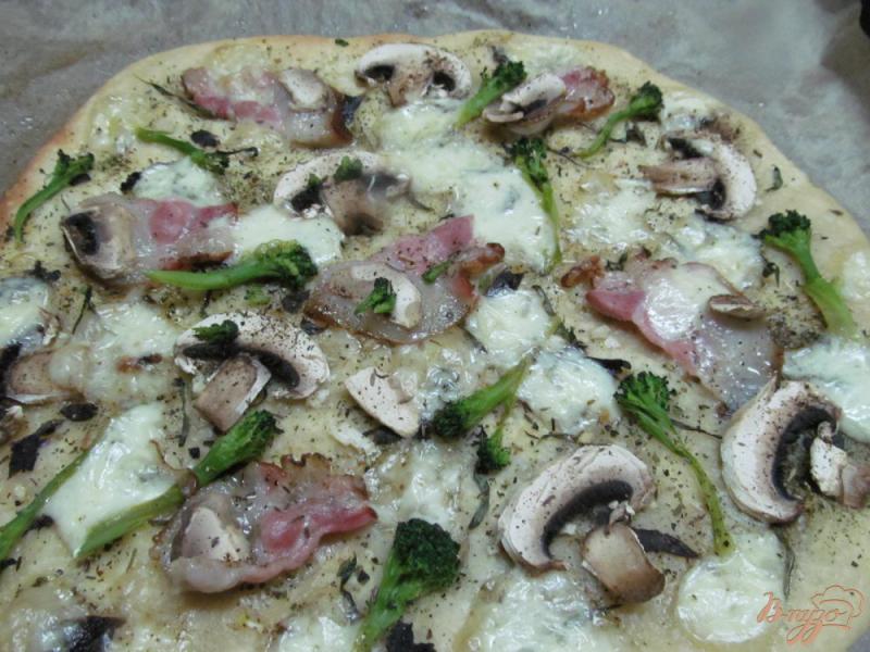 Фото приготовление рецепта: Пицца с копченной грудинкой и грибами шаг №4