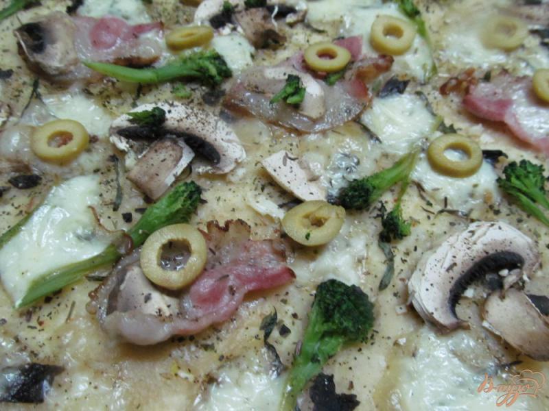 Фото приготовление рецепта: Пицца с копченной грудинкой и грибами шаг №6