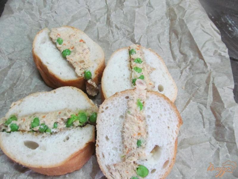 Фото приготовление рецепта: Прессованный бутерброд с паштетом и горошком шаг №7