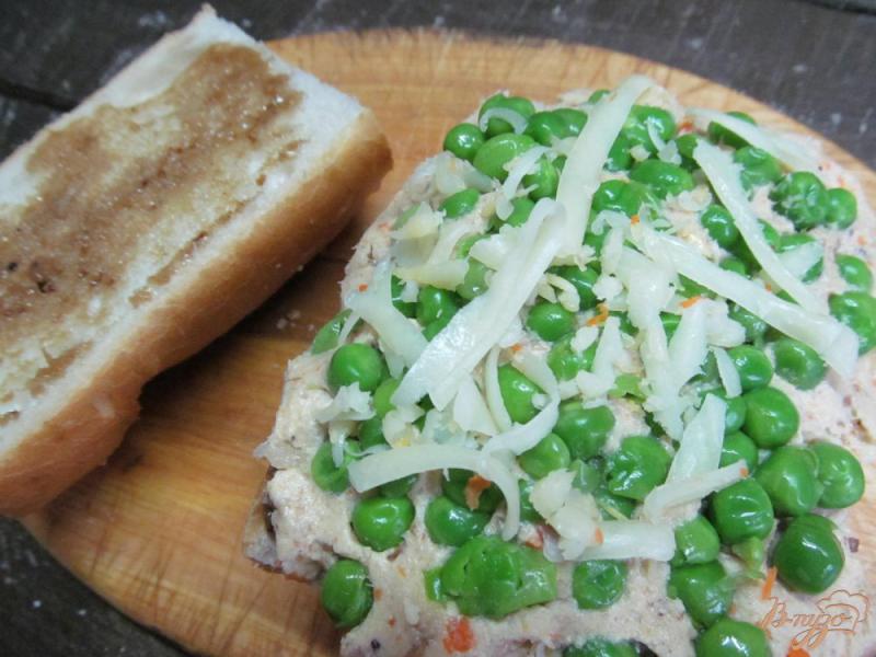 Фото приготовление рецепта: Прессованный бутерброд с паштетом и горошком шаг №4