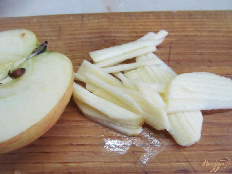 Фото приготовление рецепта: Салат из редьки с фруктами шаг №2