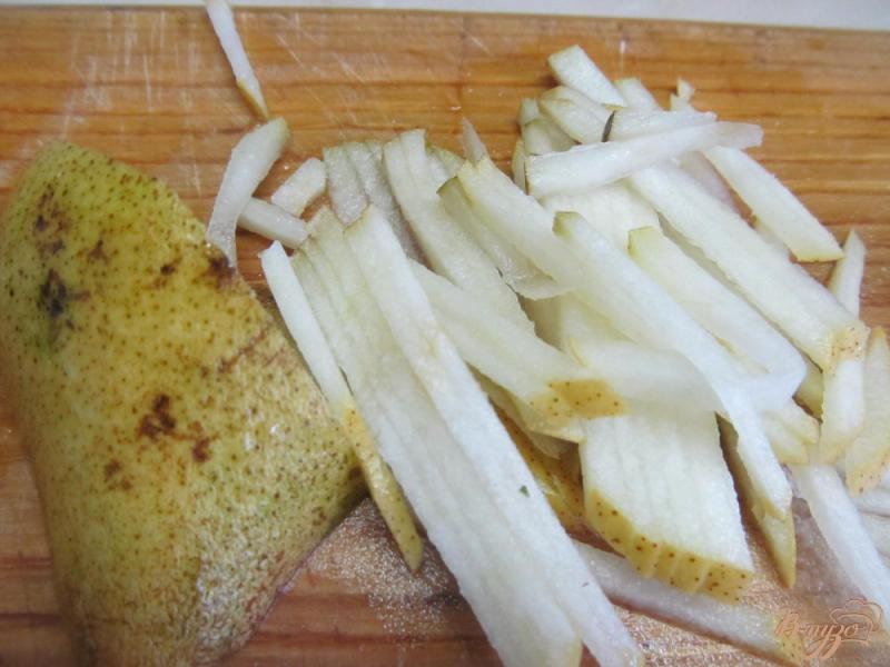 Фото приготовление рецепта: Салат из редьки с фруктами шаг №4