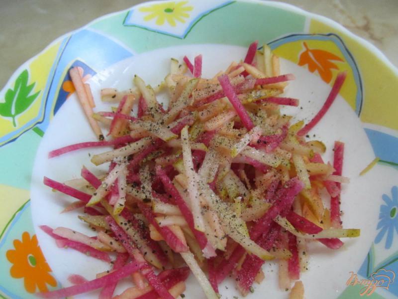 Фото приготовление рецепта: Салат из редьки с фруктами шаг №5