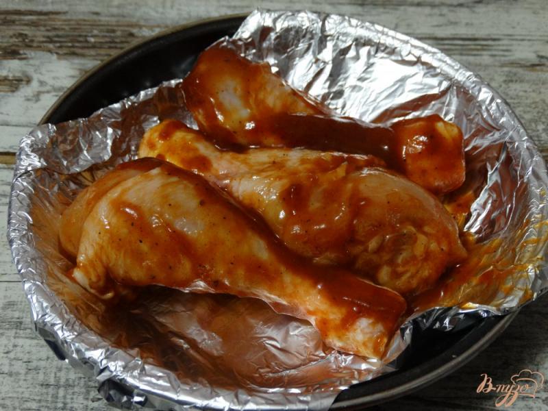 Фото приготовление рецепта: Куриные голени маринованные в кетчупе шаг №4