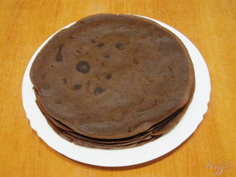 Фото приготовление рецепта: Шоколадный блинный торт с фруктами шаг №3