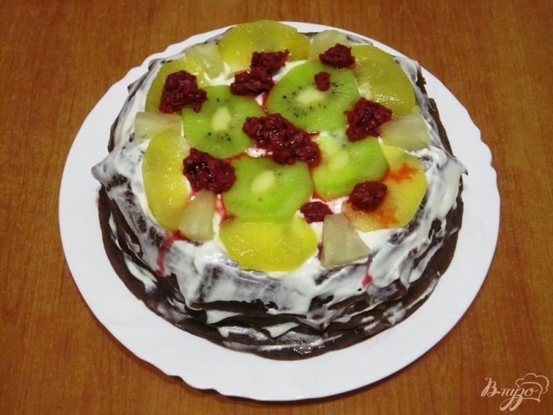 Фото приготовление рецепта: Шоколадный блинный торт с фруктами шаг №11