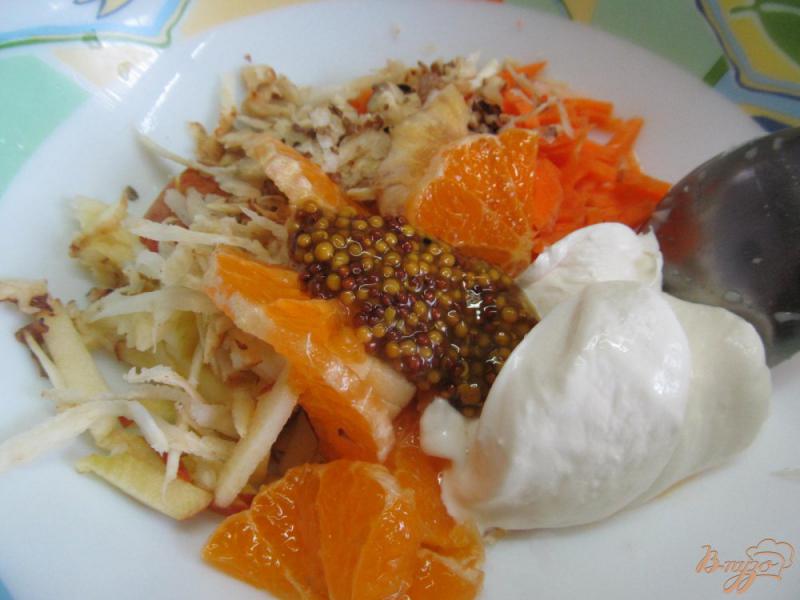 Фото приготовление рецепта: Витаминный салат из мандарина сельдерея и яблока шаг №5