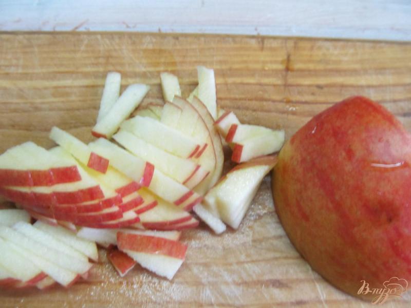 Фото приготовление рецепта: Витаминный салат из мандарина сельдерея и яблока шаг №2