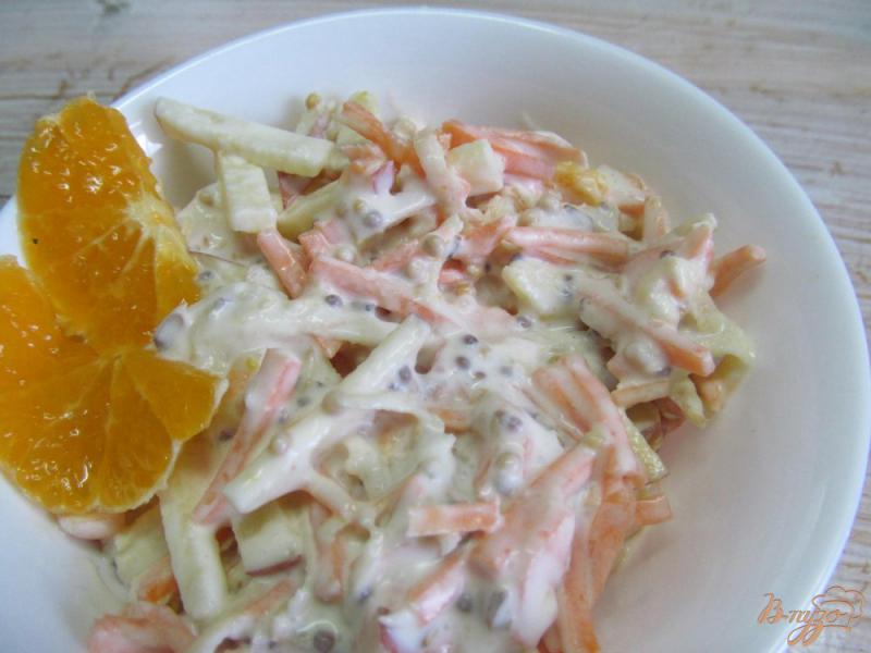 Фото приготовление рецепта: Витаминный салат из мандарина сельдерея и яблока шаг №6