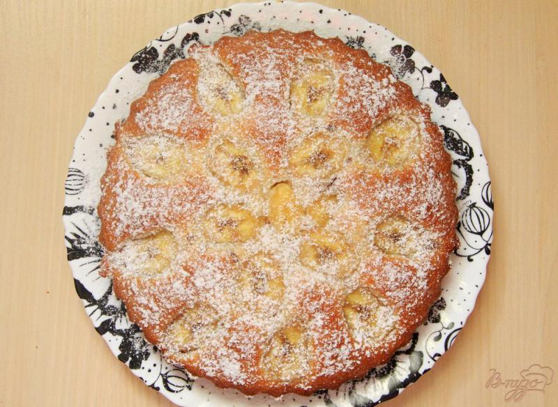 Фото приготовление рецепта: Пирог с бананами и шоколадной крошкой шаг №7