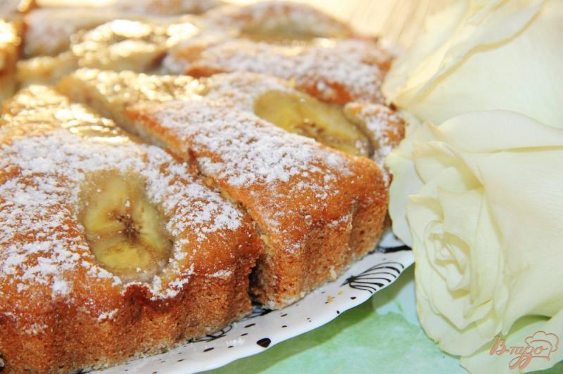 Фото приготовление рецепта: Пирог с бананами и шоколадной крошкой шаг №8