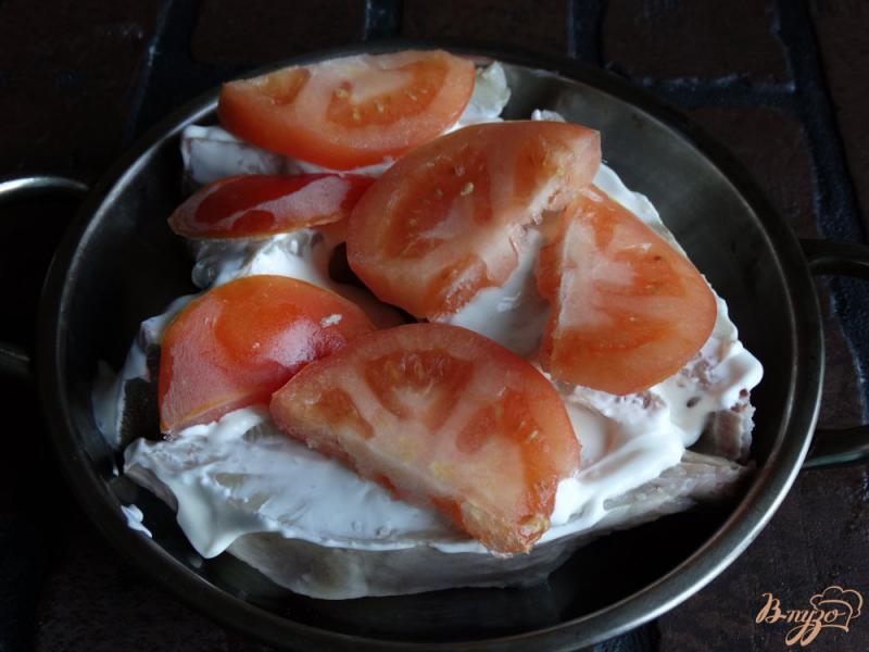 Фото приготовление рецепта: Рыба запеченная с помидорами и сметаной шаг №3