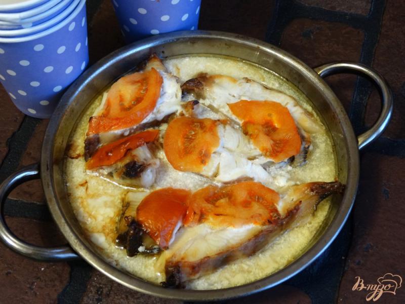 Фото приготовление рецепта: Рыба запеченная с помидорами и сметаной шаг №4