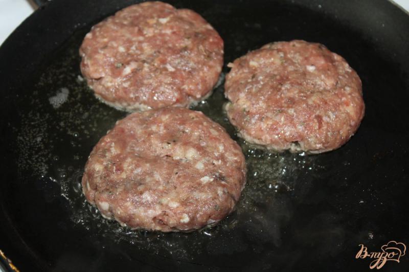 Фото приготовление рецепта: Домашний гамбургер с котлетой и картошкой фри шаг №2