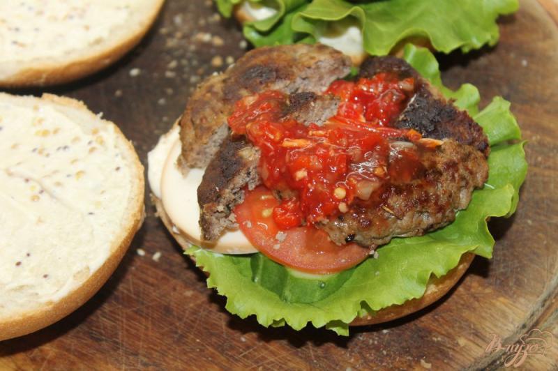 Фото приготовление рецепта: Домашний гамбургер с котлетой и картошкой фри шаг №8
