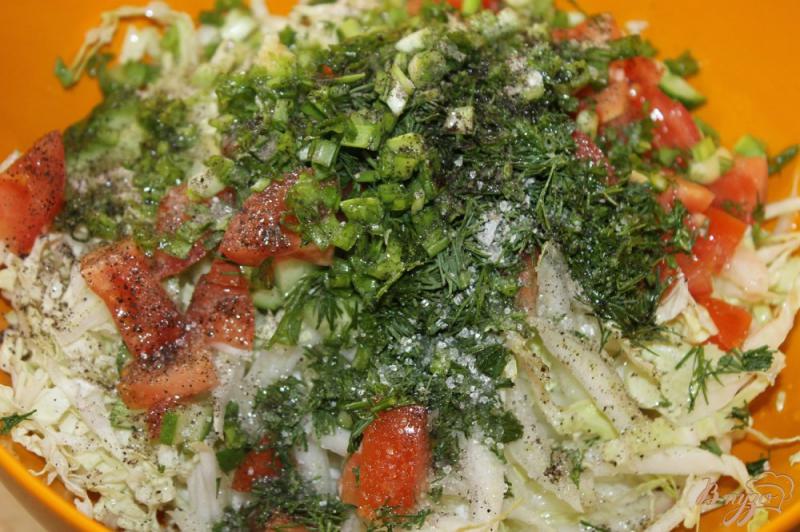 Фото приготовление рецепта: Овощной салат с пекинской капусты и свежих овощей с зеленью шаг №5