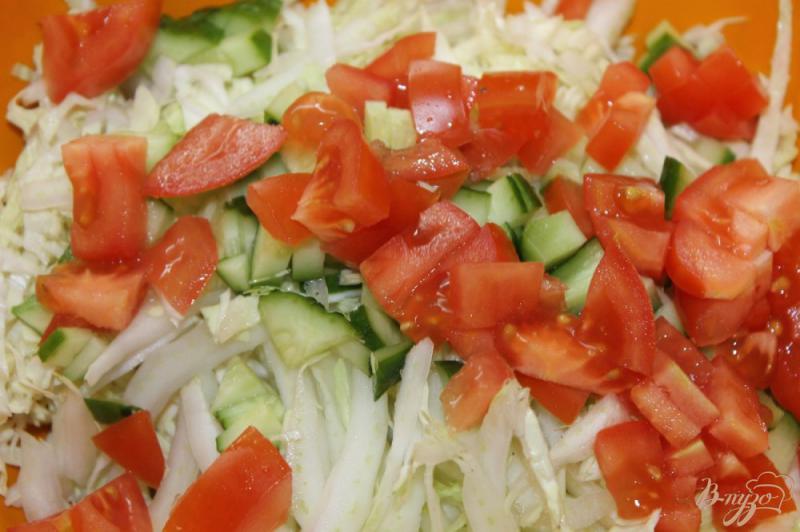Фото приготовление рецепта: Овощной салат с пекинской капусты и свежих овощей с зеленью шаг №3