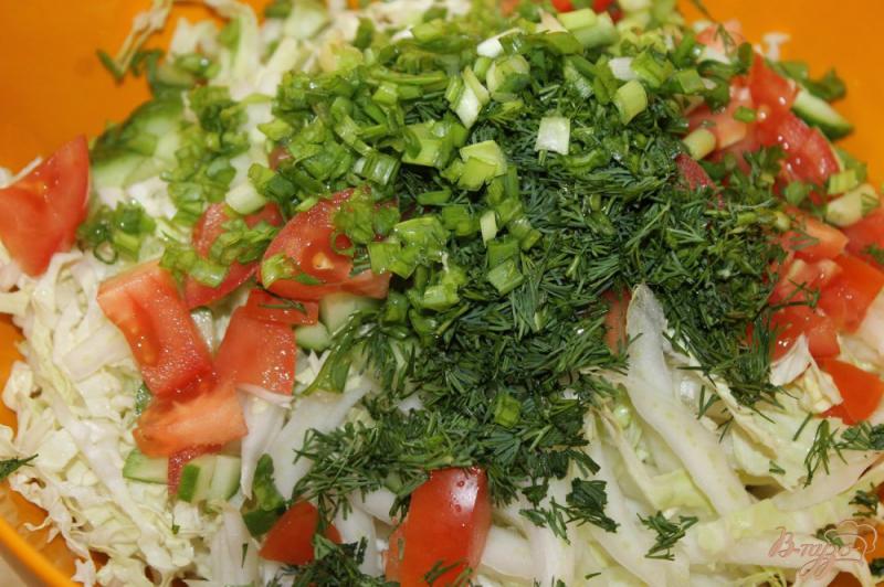 Фото приготовление рецепта: Овощной салат с пекинской капусты и свежих овощей с зеленью шаг №4
