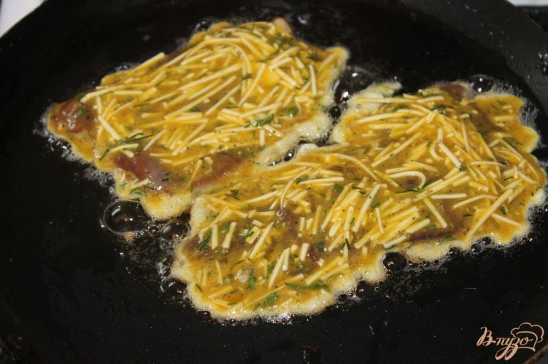 Фото приготовление рецепта: Утиная отбивная с плавленным сыром и укропом шаг №5