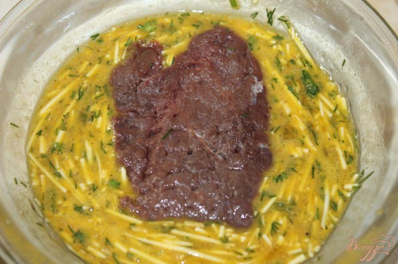 Фото приготовление рецепта: Утиная отбивная с плавленным сыром и укропом шаг №4