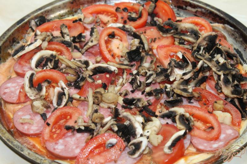 Фото приготовление рецепта: Семейная пицца с колбасой и грибами шаг №5