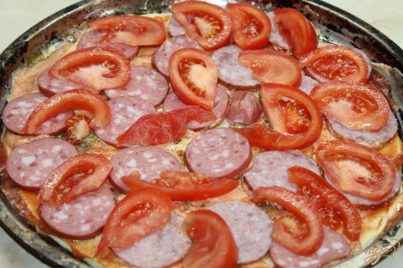 Фото приготовление рецепта: Семейная пицца с колбасой и грибами шаг №4