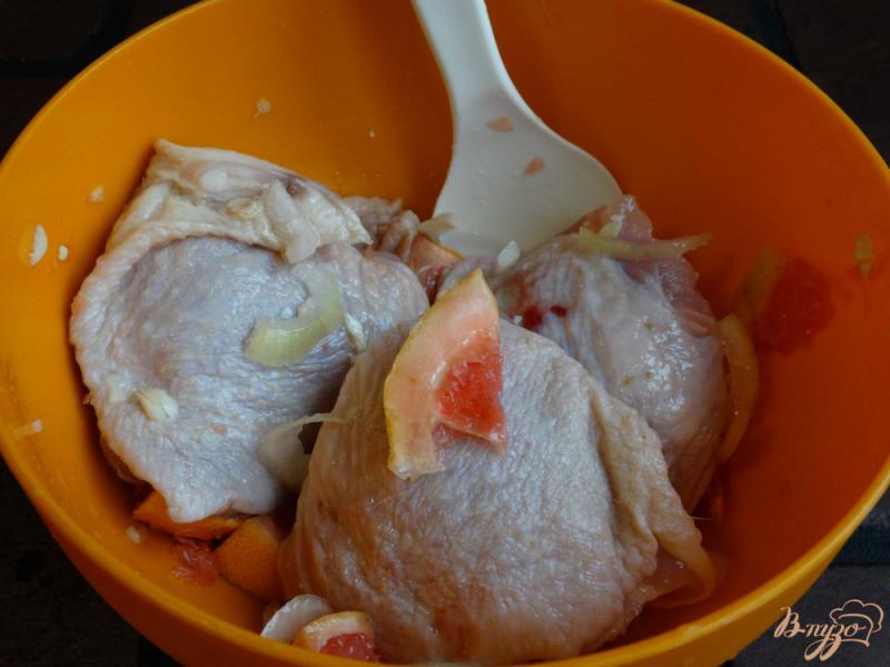 Фото приготовление рецепта: Курица запеченная с грейпфрутом и чесноком шаг №3