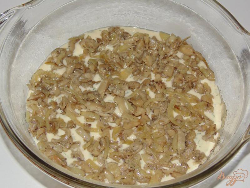 Фото приготовление рецепта: Заливной пирог на кефире с вешенками шаг №5