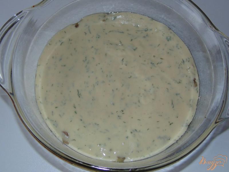 Фото приготовление рецепта: Заливной пирог на кефире с вешенками шаг №6