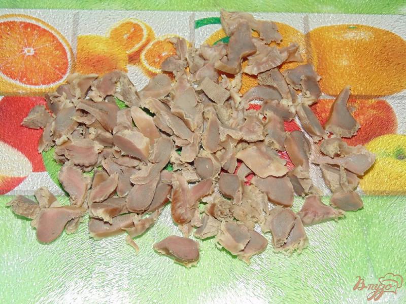 Фото приготовление рецепта: Сытный салат с куриными желудочками шаг №1