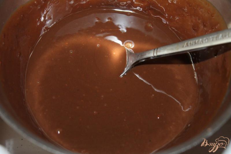 Фото приготовление рецепта: Бисквитный торт с безе, шоколадом и сгущенным молоком шаг №6