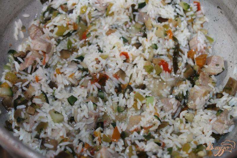 Фото приготовление рецепта: Рис с овощами и свининой в соевом соусе шаг №3
