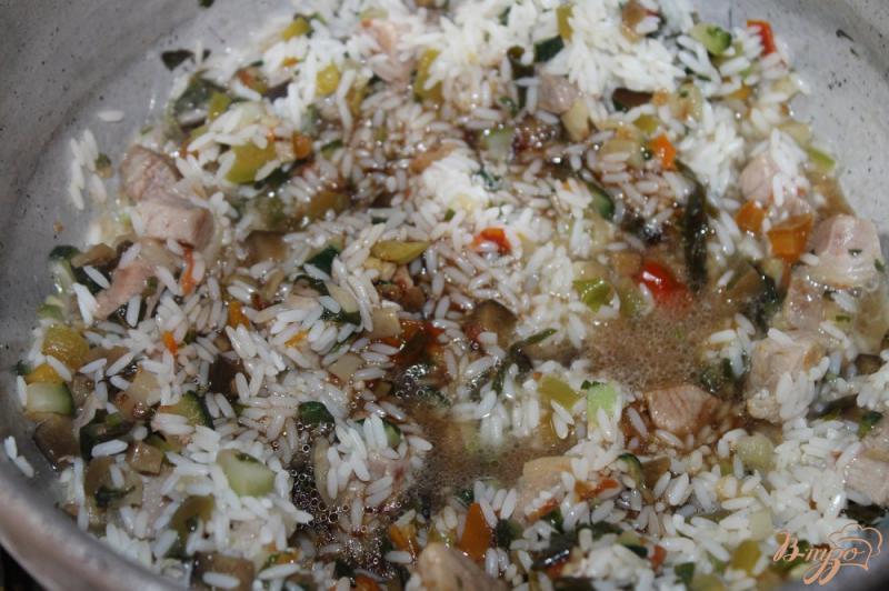 Фото приготовление рецепта: Рис с овощами и свининой в соевом соусе шаг №4