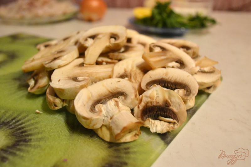 Фото приготовление рецепта: Кальмары, тушеные с грибами шаг №2