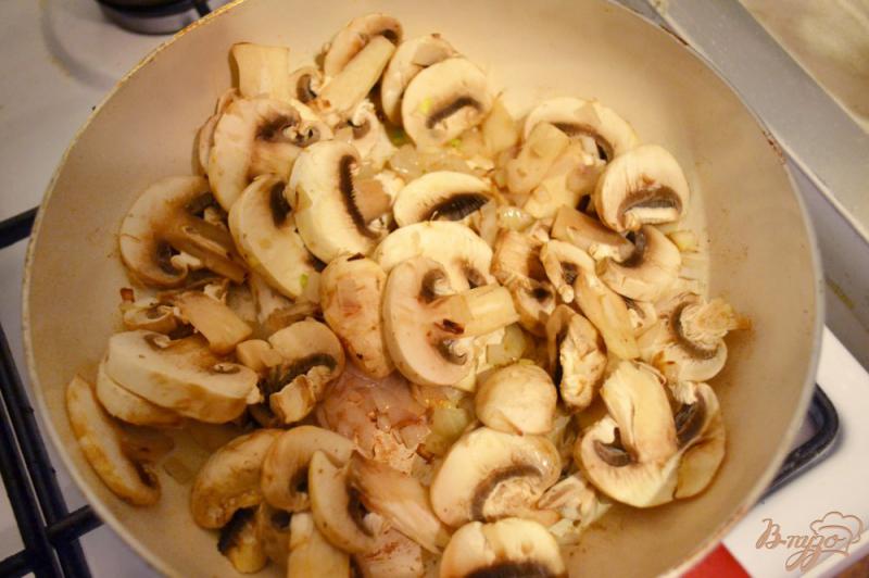 Фото приготовление рецепта: Кальмары, тушеные с грибами шаг №4