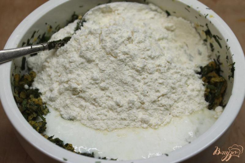 Фото приготовление рецепта: Пирог из гороховых хлопьев с зеленью шаг №5