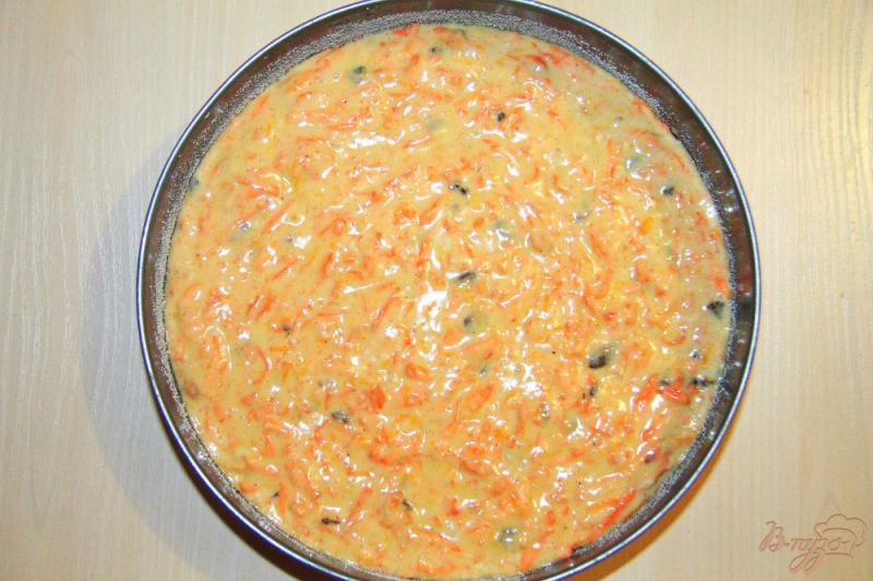 Фото приготовление рецепта: Морковный пирог с изюмом и апельсиновой цедрой шаг №6