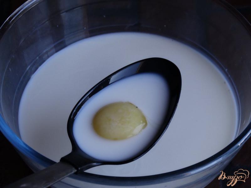 Фото приготовление рецепта: Дырчатые блины на молоке шаг №2