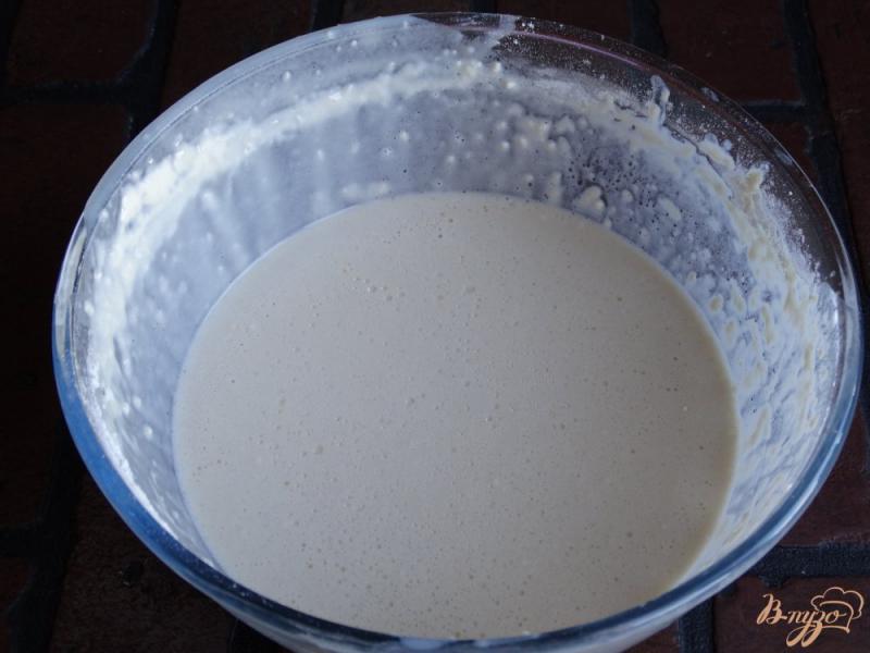 Фото приготовление рецепта: Дырчатые блины на молоке шаг №5