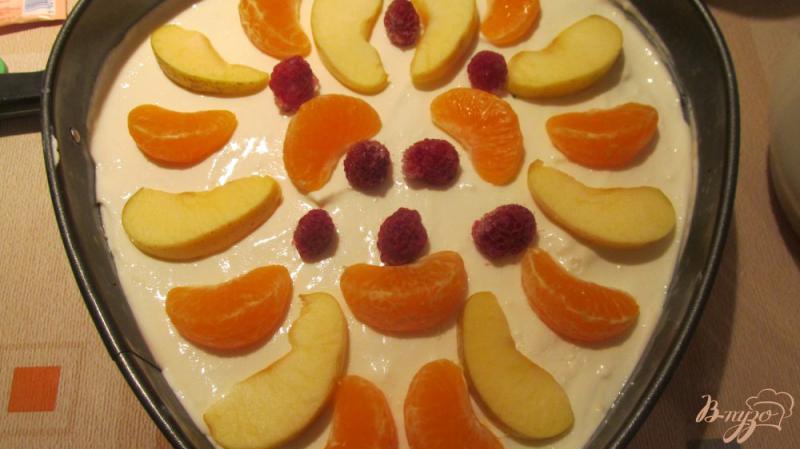 Фото приготовление рецепта: Творожный торт с фруктами и желе шаг №7