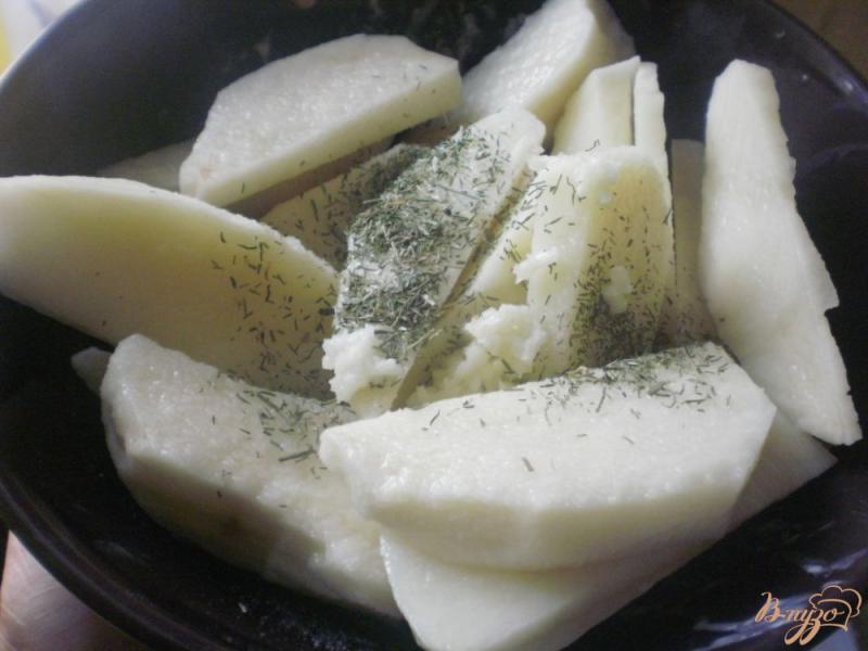 Фото приготовление рецепта: Картофель запеченный в соусе из кефира и адыгейского сыра шаг №2