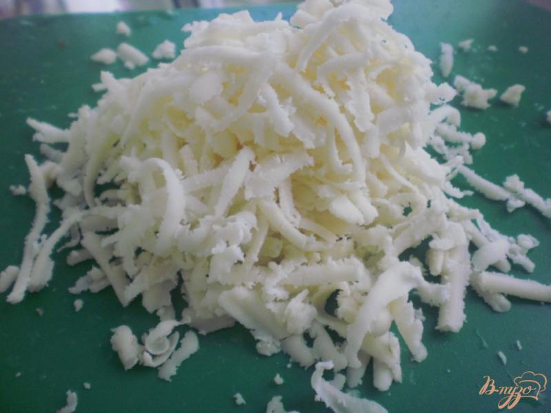 Фото приготовление рецепта: Картофель запеченный в соусе из кефира и адыгейского сыра шаг №3