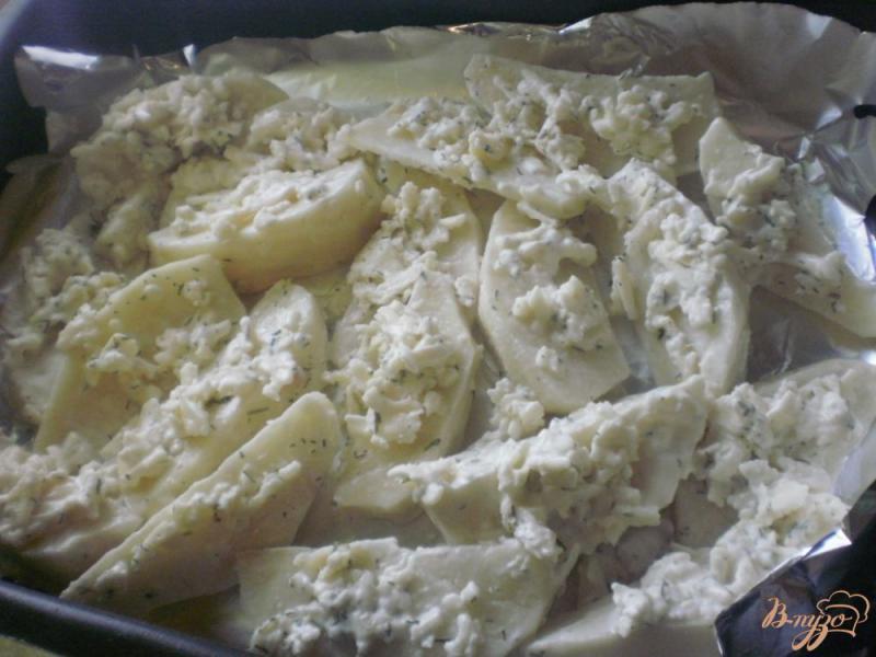 Фото приготовление рецепта: Картофель запеченный в соусе из кефира и адыгейского сыра шаг №4