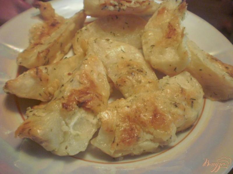 Фото приготовление рецепта: Картофель запеченный в соусе из кефира и адыгейского сыра шаг №6