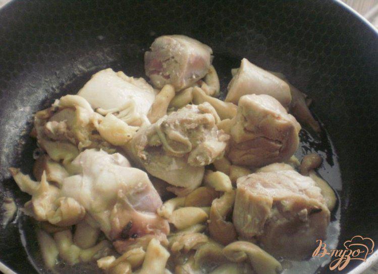 Фото приготовление рецепта: Курица тушеная с вешенками и фасолью шаг №2