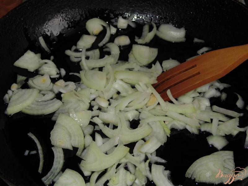 Фото приготовление рецепта: Запеченный картофель с вешенками под сыром шаг №3