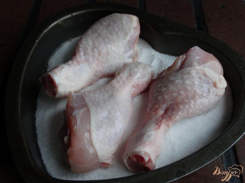 Фото приготовление рецепта: Куриные голени запеченные на соли шаг №2