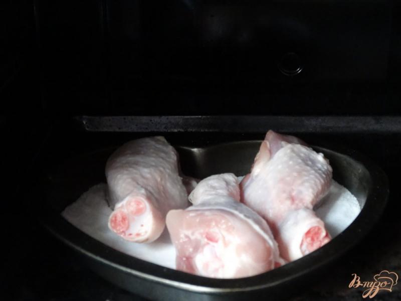 Фото приготовление рецепта: Куриные голени запеченные на соли шаг №3