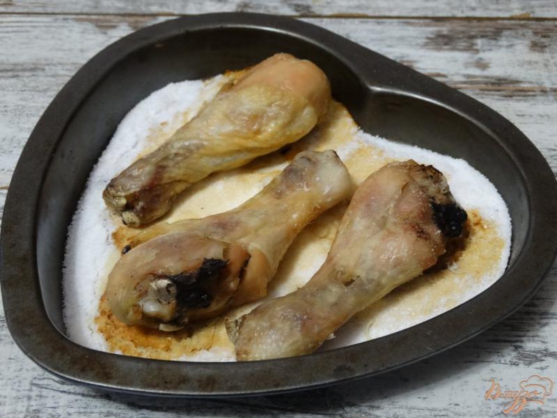 Фото приготовление рецепта: Куриные голени запеченные на соли шаг №4