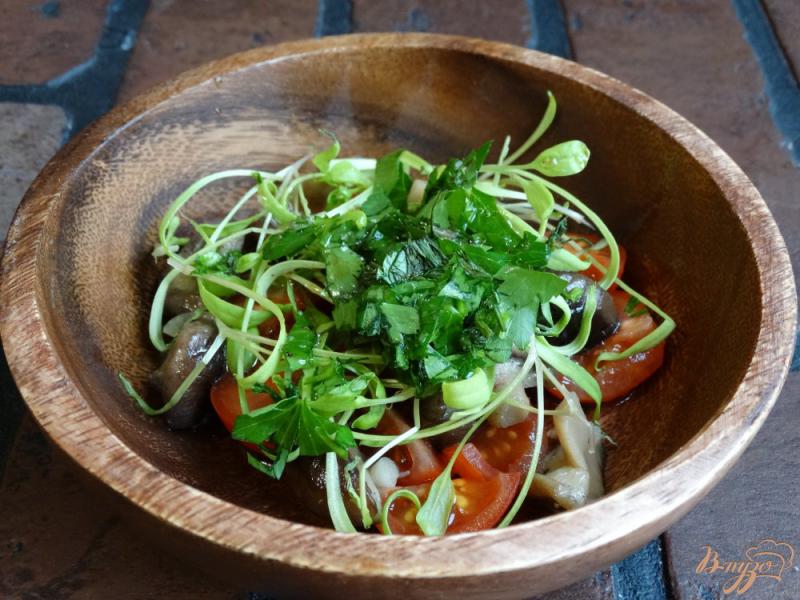 Фото приготовление рецепта: Салат со шпинатом и шиитаке шаг №4